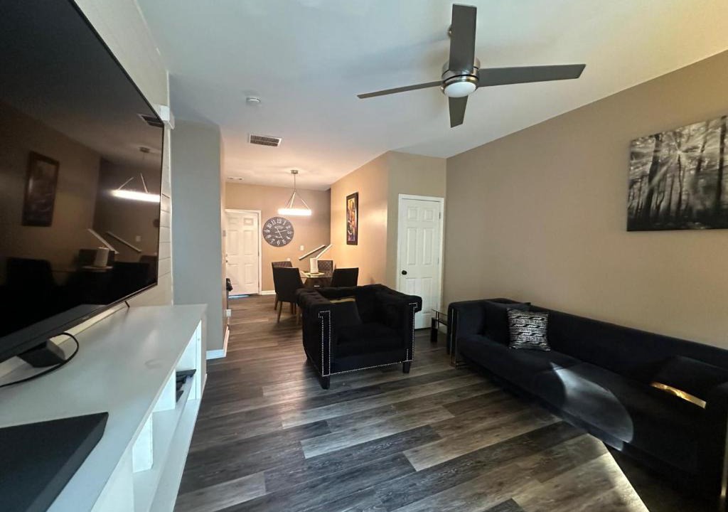 Southwestern Apartment | Basic 4 bedrooms with 7 beds 15 min from downtown sleeps 9 Adults comfortably for Work crews and Large groups