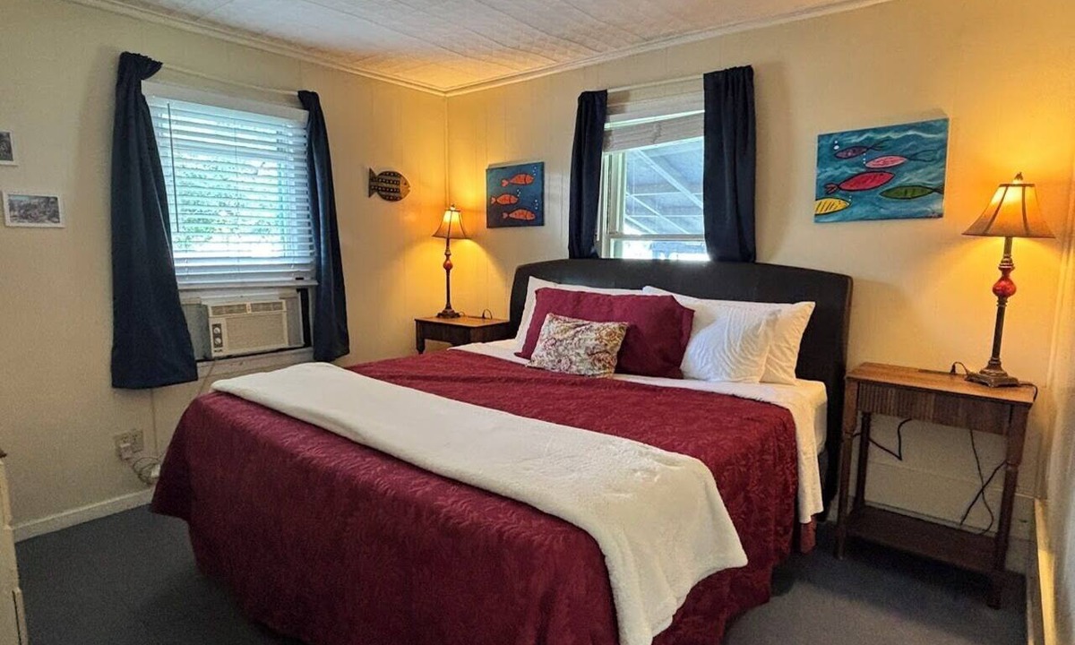 Kingsland Cottage | Bass Suite: Lake Access, Equipped Kitchen, Pool