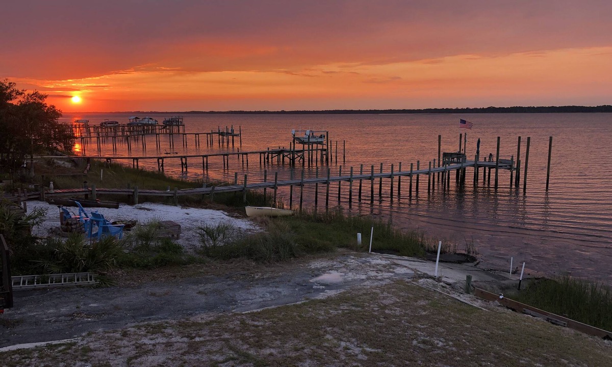 Alligator Point House | Bay Front-Private Dock-Spectacular Sunrises and Sunsets (Sleeps 6)
