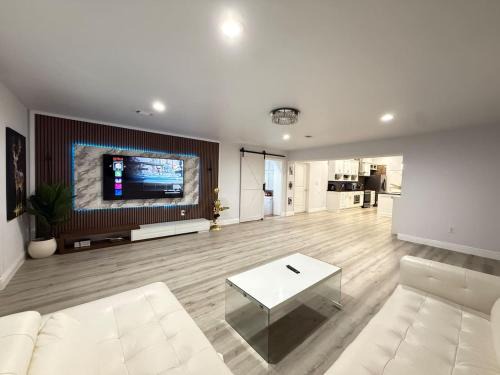 Fort Walton Beach Villa | Beach 6BR Pool BBQ 5 Min to Beach Sleep 14