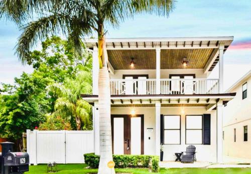 Gillespie Park House | Beach Downtown-Family & Pet Friendly-Balcony & Garage-10 Acre Park with Pickleball, Tennis & Basketball-Lido Beach-Opera-Symphony-St Armands Circle