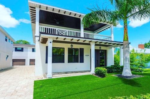 Gillespie Park House | Beach Downtown-Family & Pet Friendly-Balcony & Garage-10 Acre Park with Pickleball, Tennis & Basketball-Lido Beach-Opera-Symphony-St Armands Circle