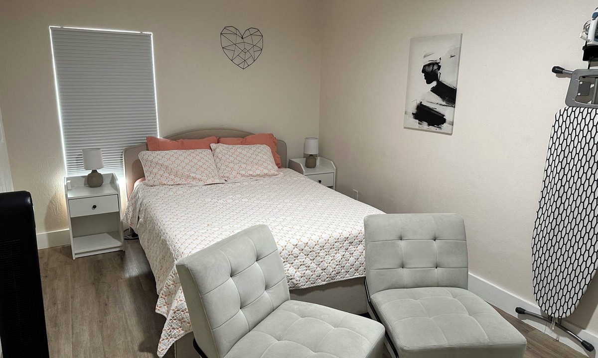 Higbees Daytona House | Beach & Race Week Retreat 2BR , Min to Speedway & Ocean