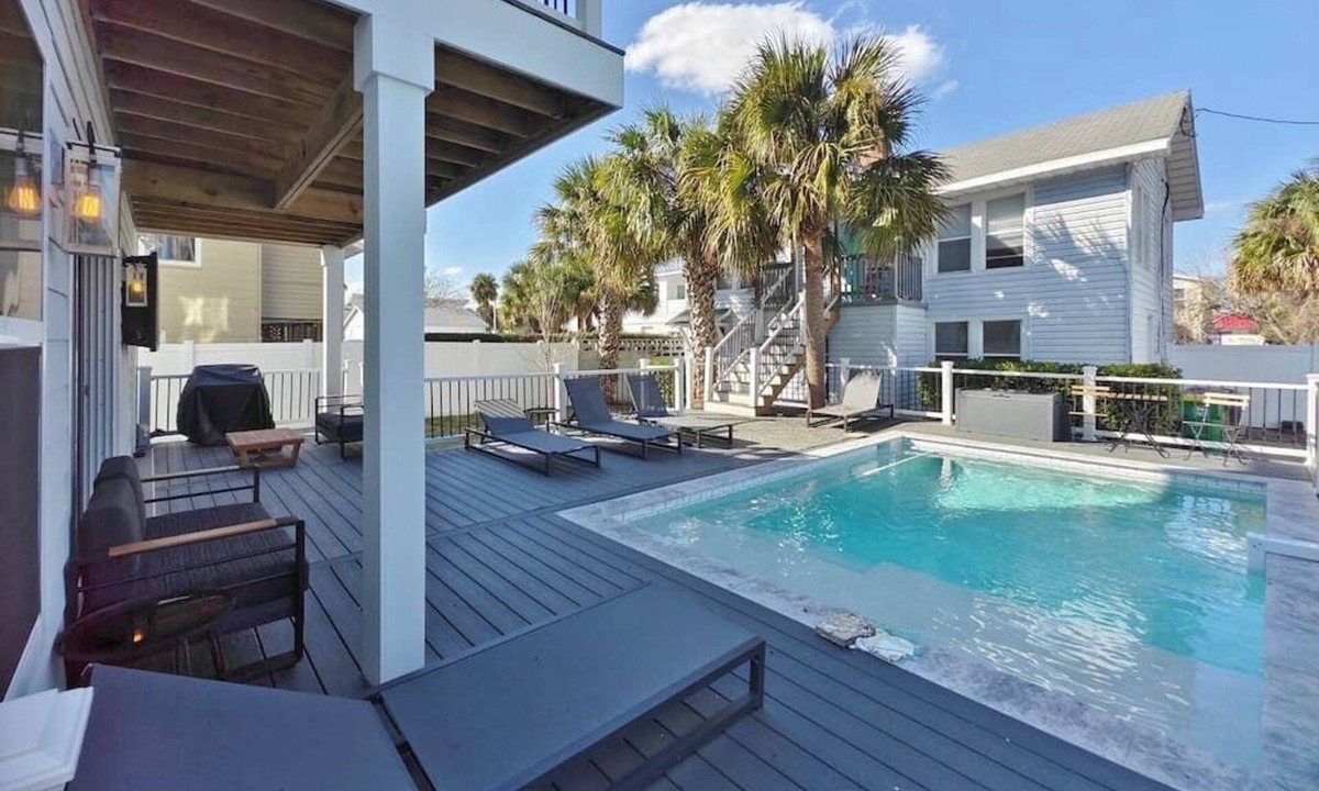 Jacksonville Beach House | Beach Retreat Complex w/Pool - Sleeps 25!