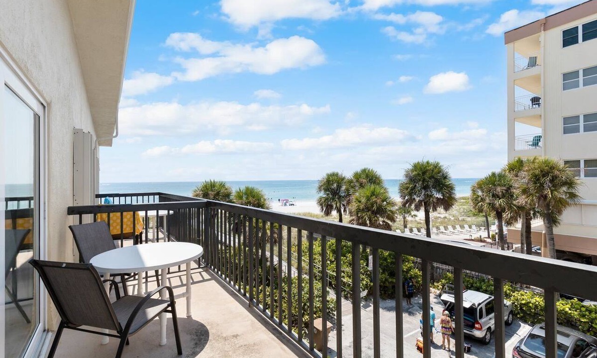 Madeira Beach Condo | Beach View 1b 1b - Balcony - King - Surf Song #346