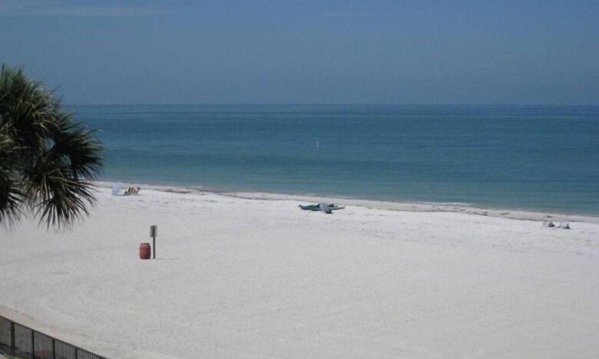 Redington Shores Condo | Beachfront 3BR/3BA Gulf Condo - Heated Pool, 2 Hot Tubs, Gated - Monthly