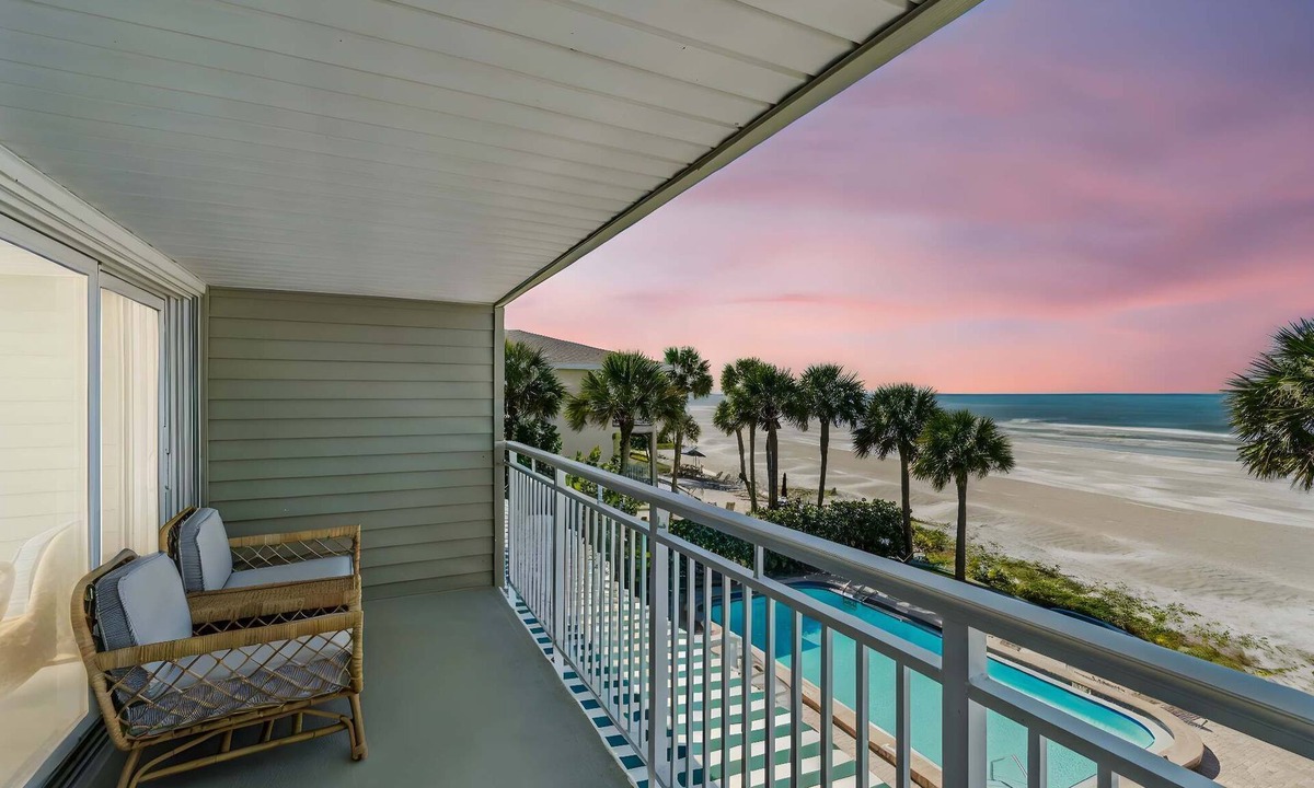 Belleair Beach Condo | Beachfront Bliss - Outdoor Pool - Sleeps 6