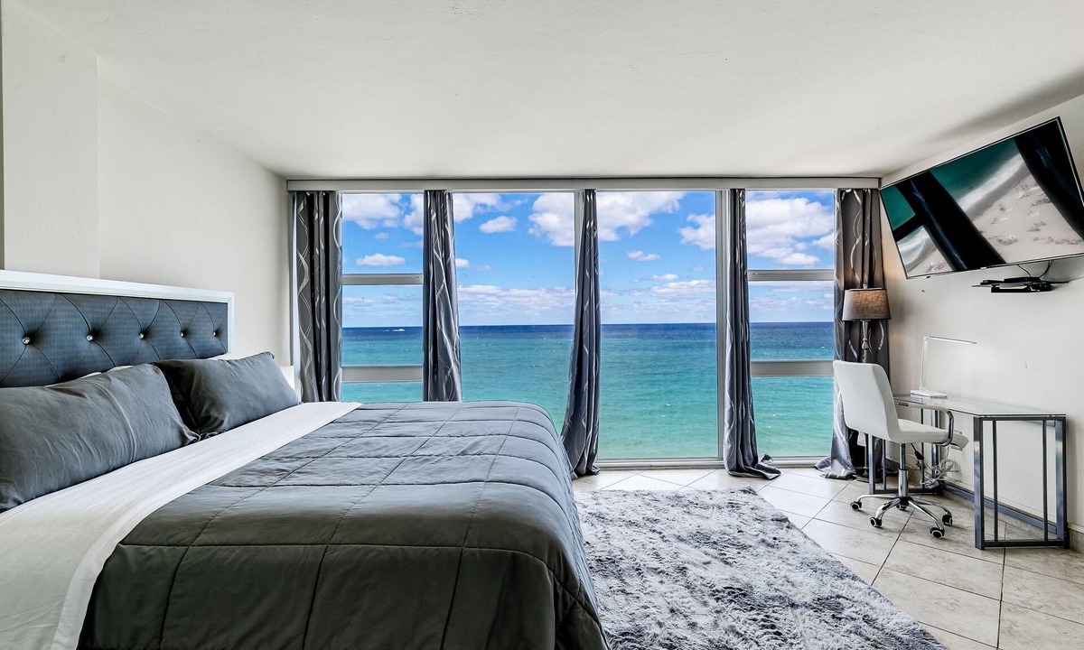 Galt Mile Condo | Beachfront condo-We are on the Beach-Views every window-Patio Pool-No resort fee