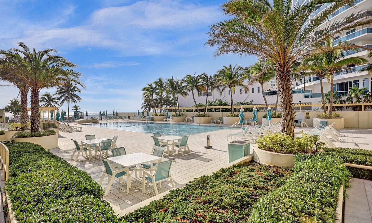 Hollywood South Central Beach Condo | Beachfront condo