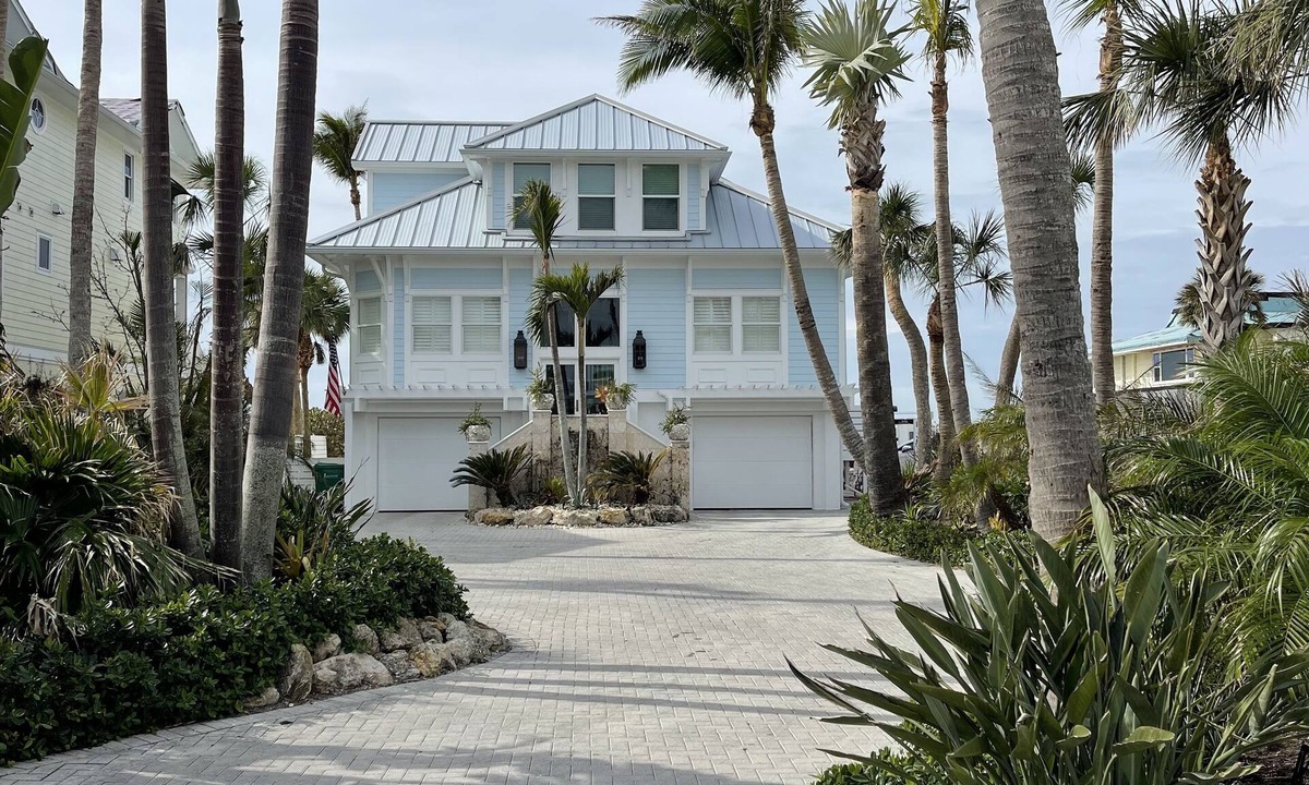 Golden Beach House | Beachfront home convenient to downtown Boca Grande