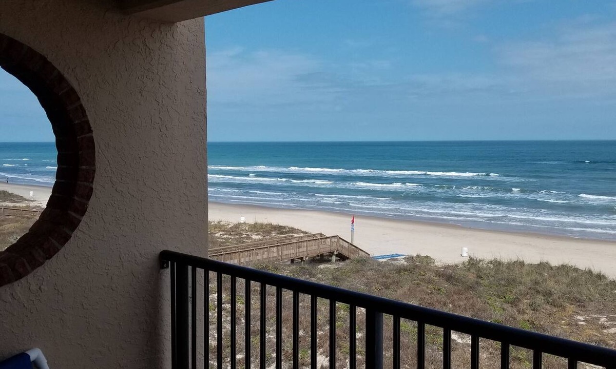 South Padre Island Condo | BEACHFRONT PENTHOUSE CONDO w/Vaulted Ceilings SUNTIDE II 506. Amazing GULF VIEW