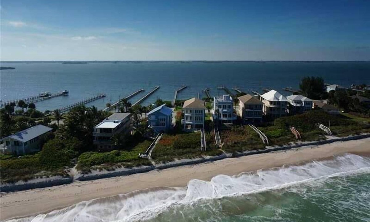 Vero Beach House | Beachfront/Riverfront – Best Sunsets/Sunrises - Heated Pool/Spa - Rooftop Deck