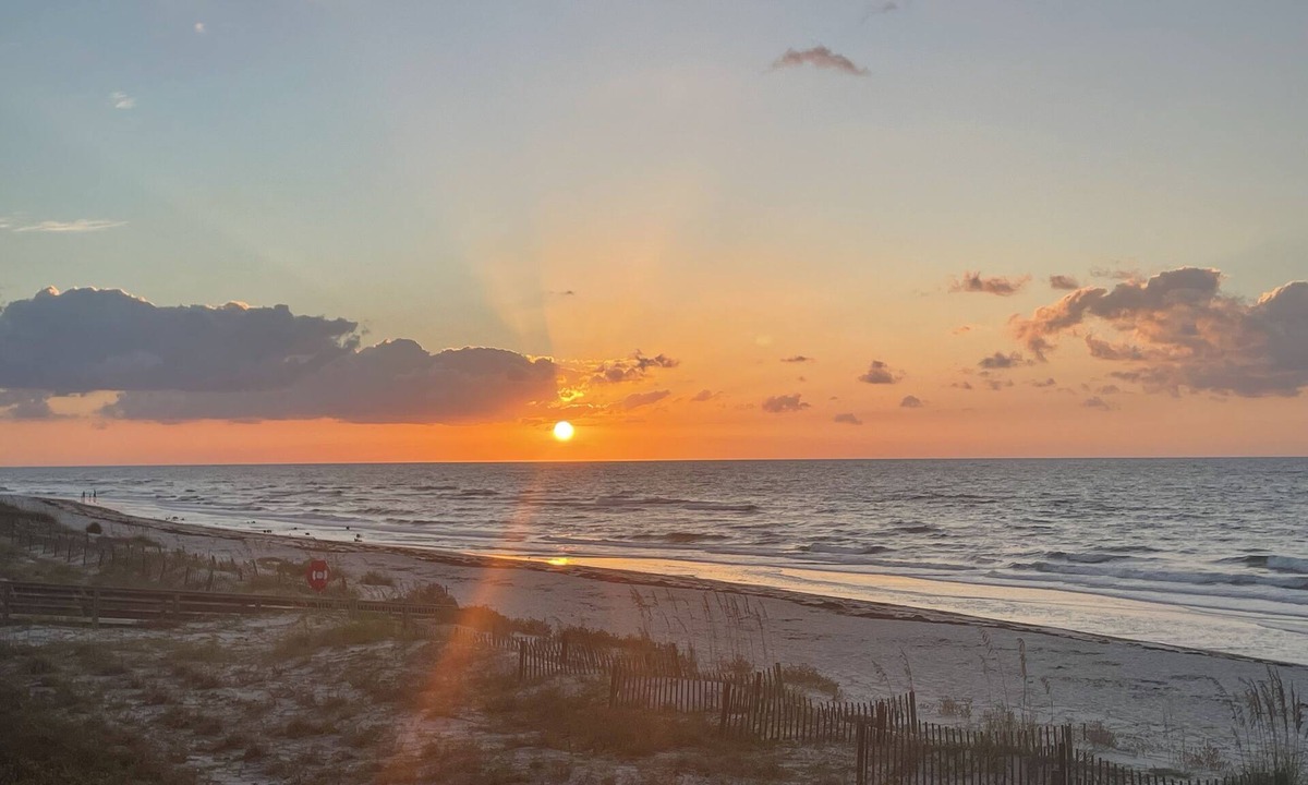 East End House | BEACHFRONT and DOG FRIENDLY Come watch the dolphins play!