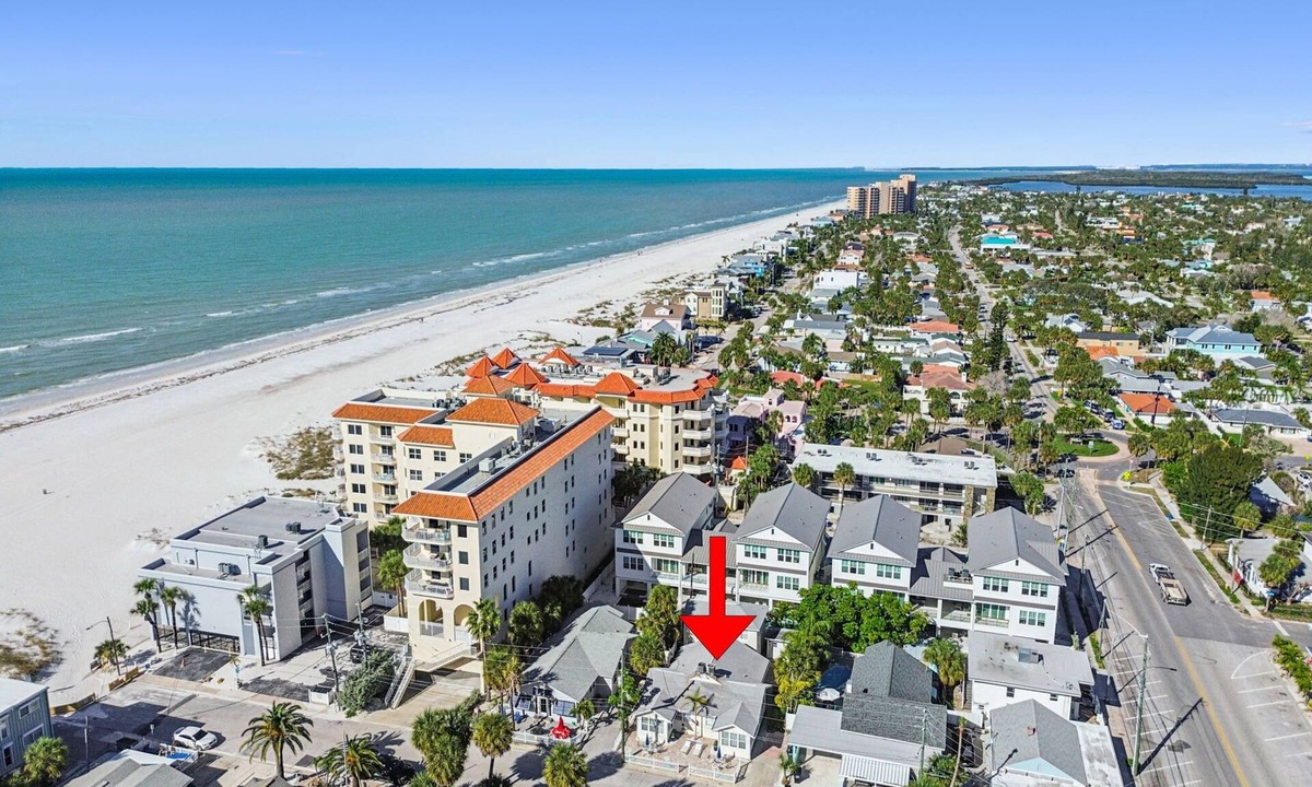 Clearwater Beach House | Beachside Cottage 22 Steps to Beach | Beach Gear Included!
