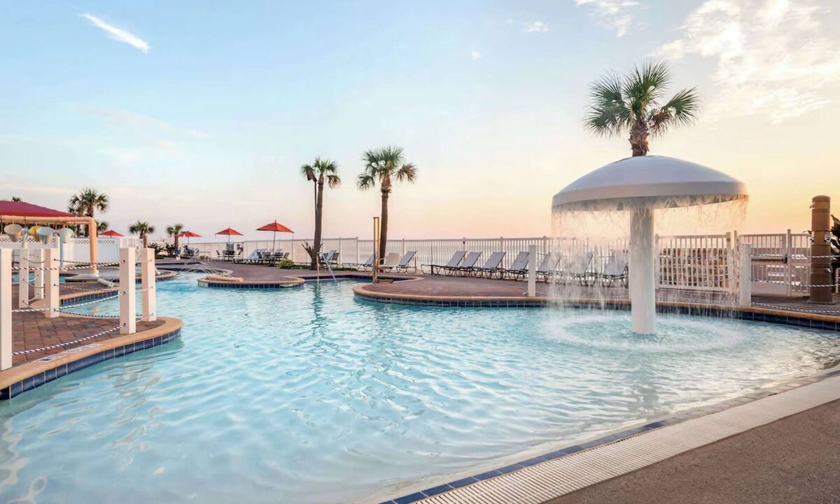 Ormond Beach Hotel | Beachside Studio w/Kitchen, Pools & Hot Tub l Near Daytona Beach Pier - 4.7 mi