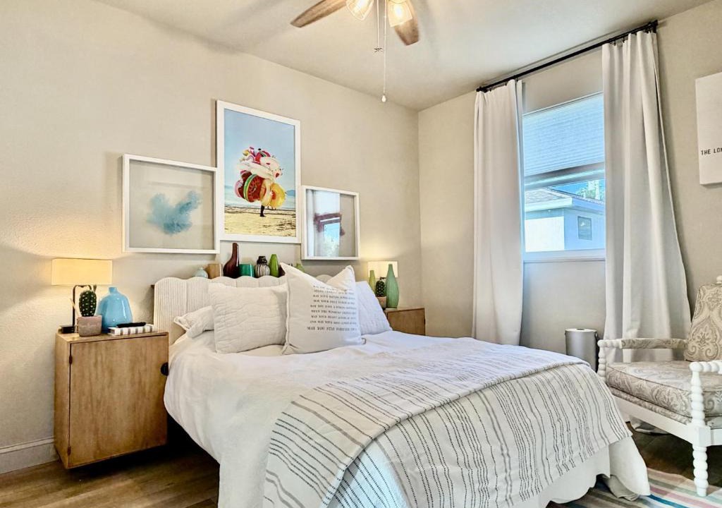 Gillespie Park Apartment | Beachtown Remote Worker Friendly-High Speed WiFi-Pets Welcome-Lido Beach-Opera-Symphony-Walk or Bike to Restaurants-10 Acre Park with Pickleball, Tennis, Basketball