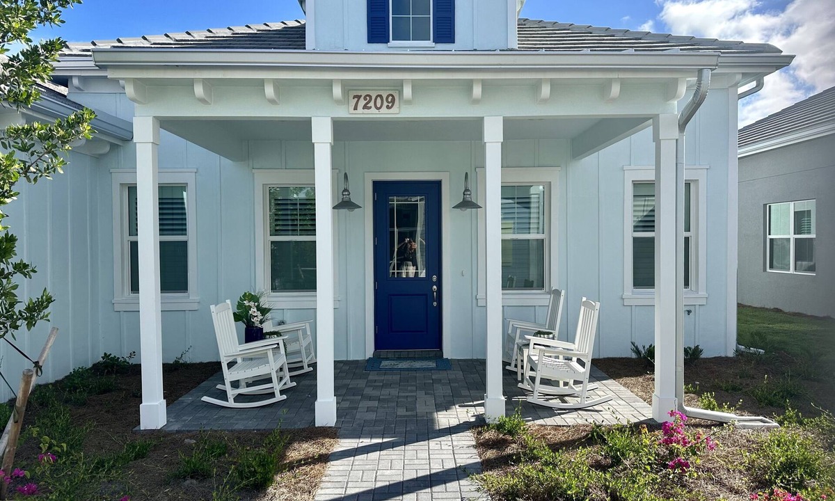Naples Cottage | Beachy cottage just minutes from Downtown Naples and the beaches!