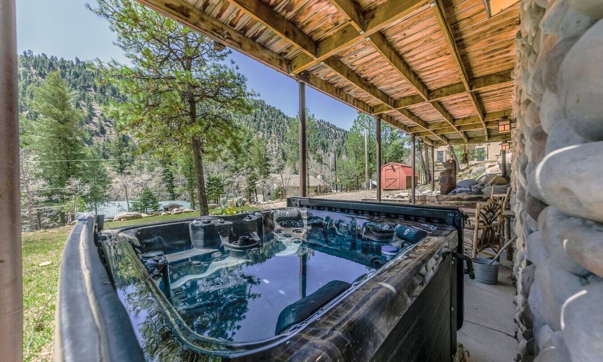 Ruidoso Cabin | Bearfoot Lodge: Hot Tub, Pets, River & Trails