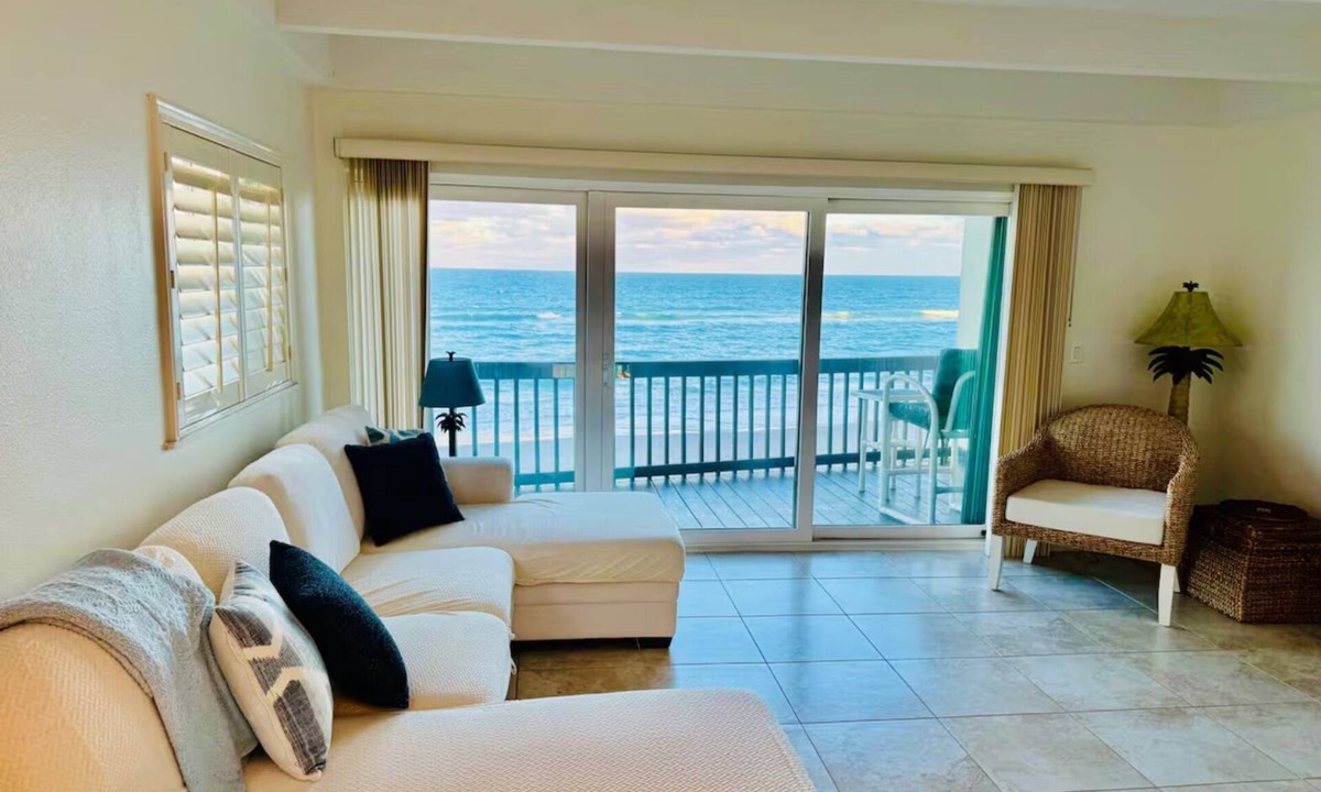 Melbourne Beach House | Beautiful 2 bedroom townhouse 30 second walk from the beach.