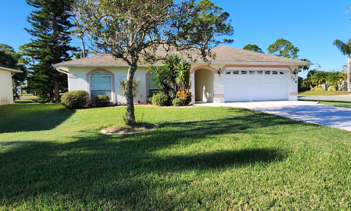 New Smyrna Beach House | Beautiful House overlooking Golf Course 10 min beach