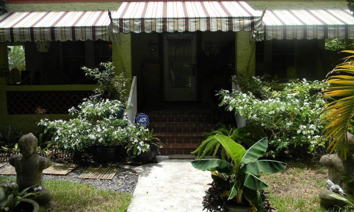 East Little Havana House | Beautiful & Large Bedroom in B&B in Exquiste Tropical Home- Centrally located