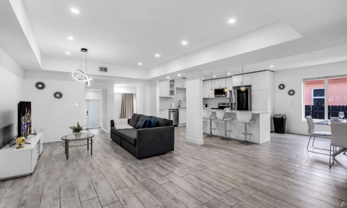 El Portal House | Beautiful Oasis Pool 5BR House
