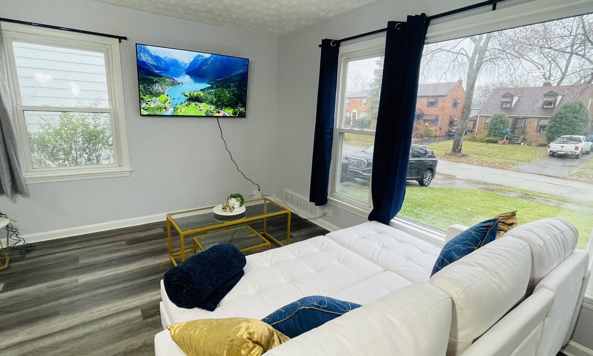 Maple Heights House | Beechwood Graceful Getaway – Maple Heights Comfort