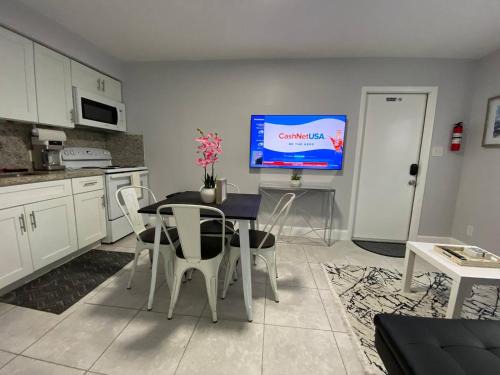 Hollywood Apartment | Bens Lavish mini Luxury Suite