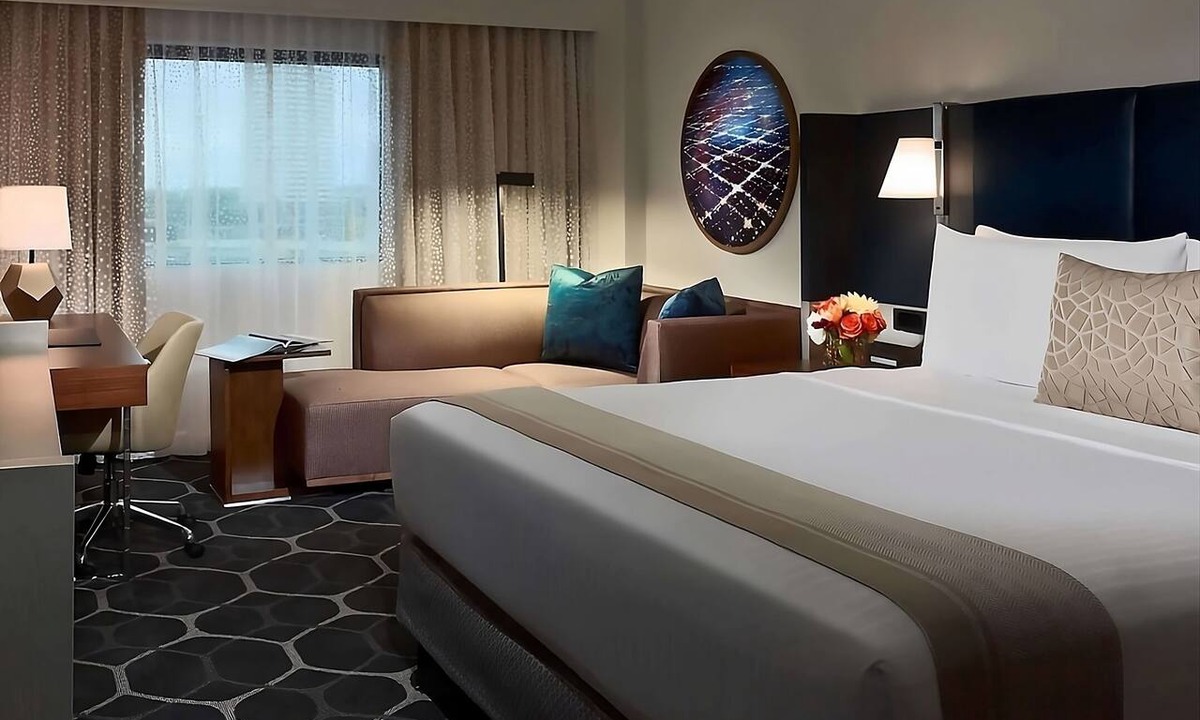 Uptown Hotel | Best Value, Quality Stay! With Swimming Pool, Pets Allowed, Close to Bayou Bend