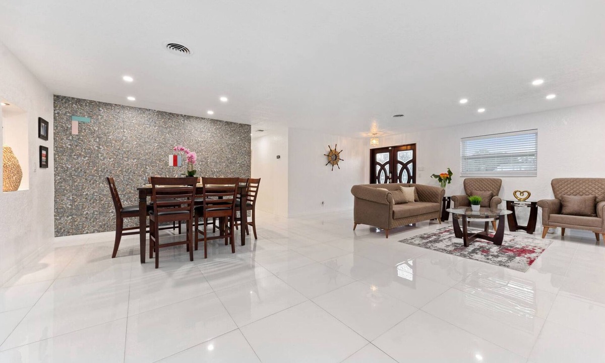 West Palm Beach House | Birdie 5 BD, 4 BA, Sleeps12, Jacuzzi, Mini Golf