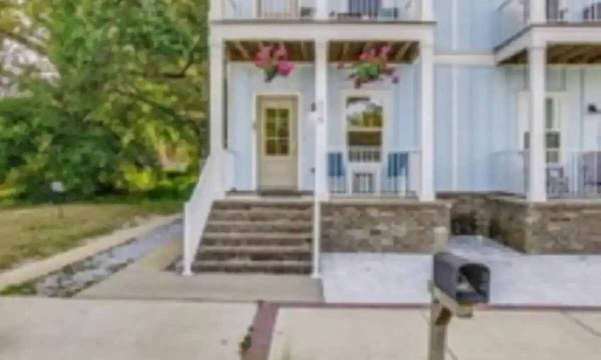 Downtown House | Blue Dreams- Downtown & Wahoos