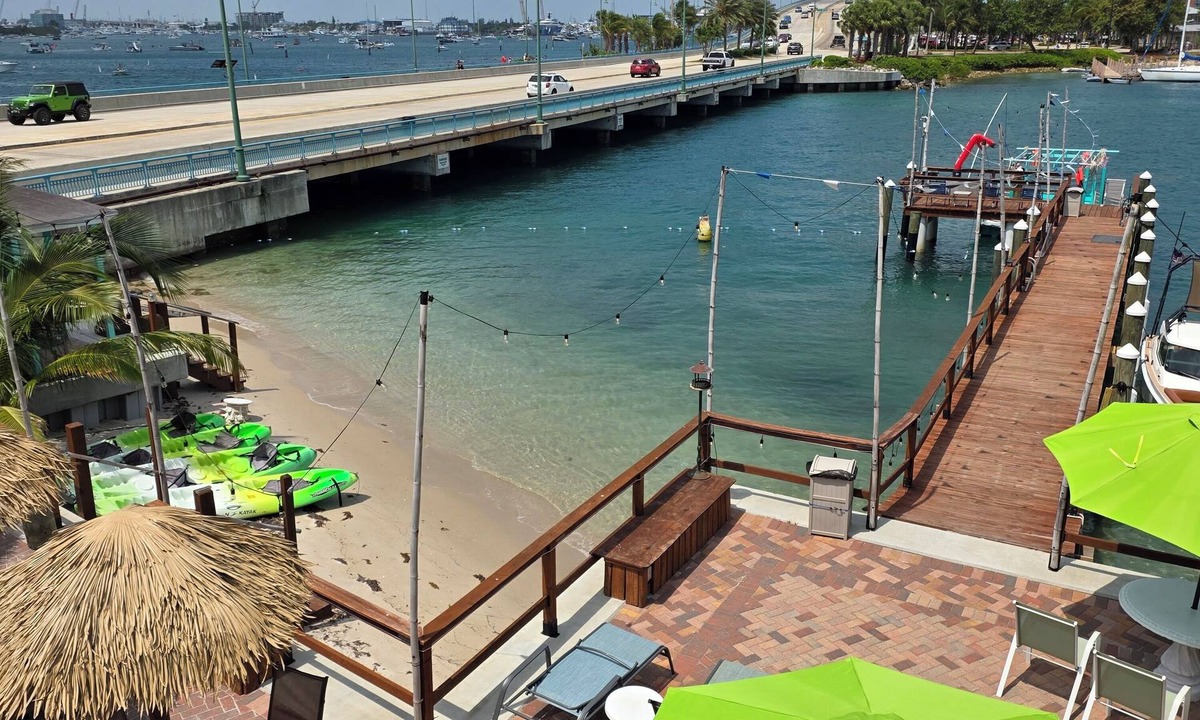 Singer Island Hotel | Blue Heron Bridge Hotel & Dive Club