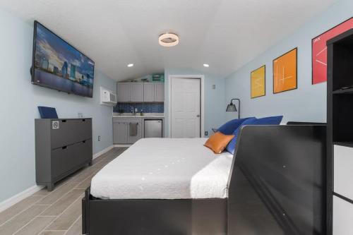 Avondale Hotel | Blue Palm Cottage - Team Joseph Ellen