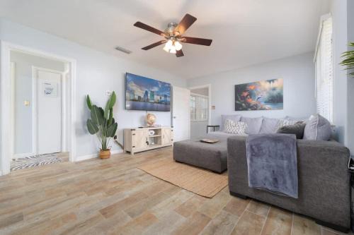 Avondale House | Blue Palm Front Home - Team Joseph Ellen