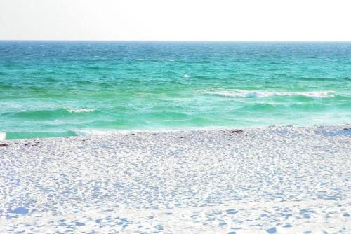 Fort Walton Beach Apartment | Bluefish 3 OKA Island 2BR Hideaway Walk2Beach