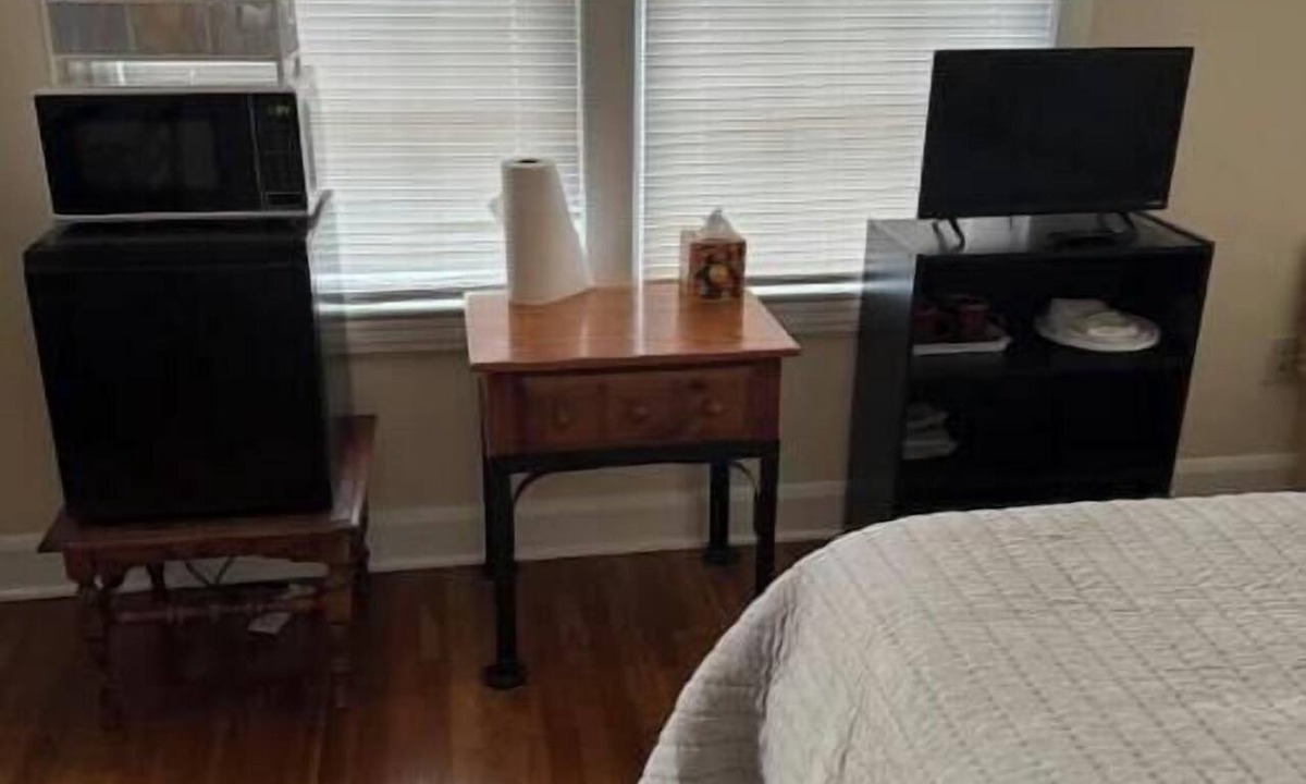 Tyler Cabin | Boarder’s Room in Tyler’s Azalea District