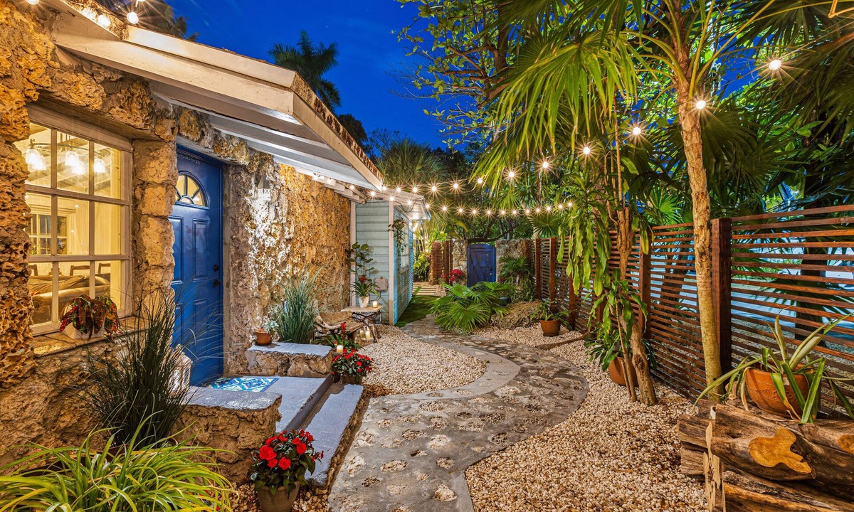 Coral Way Cabin | Bombadil's Inn - Historic Cottage & Garden Retreat
