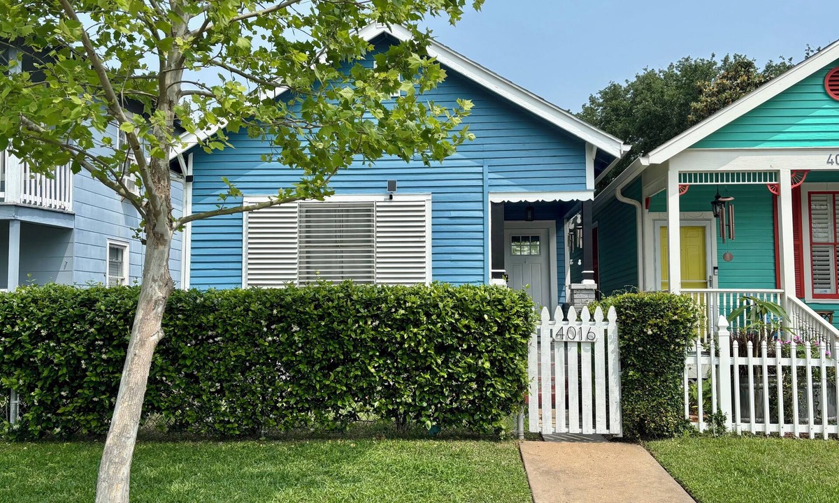 Galveston House | BOOK YOUR SUMMER GETAWAY NOW