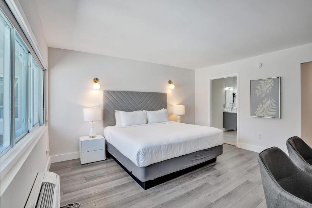 Galt Mile Hotel | Botanica ADA King Suite at Ocean Blvd