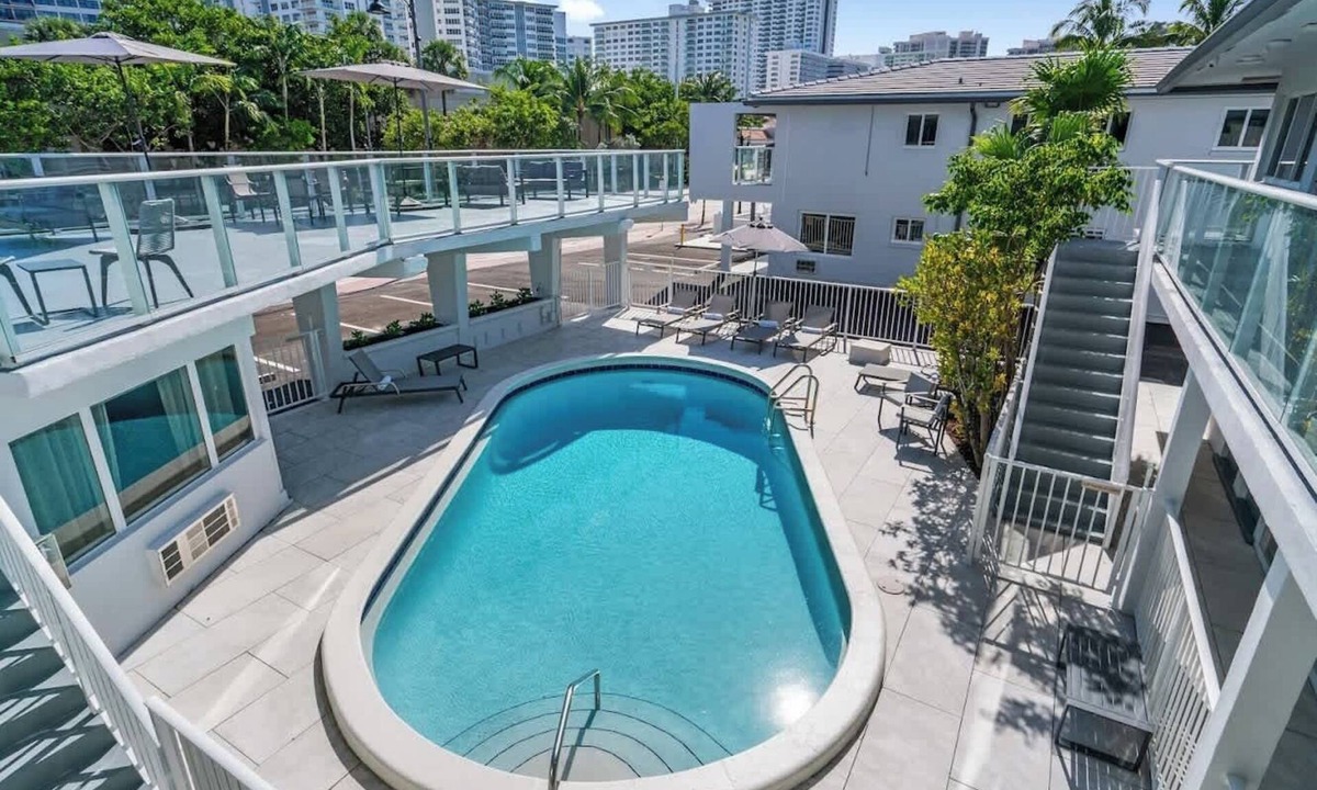 Galt Mile Apartment | Botanica Deluxe King Room in Fort Lauderdale