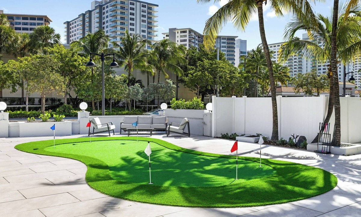 Galt Mile Apartment | Botanica King Retreat at Ocean Blvd