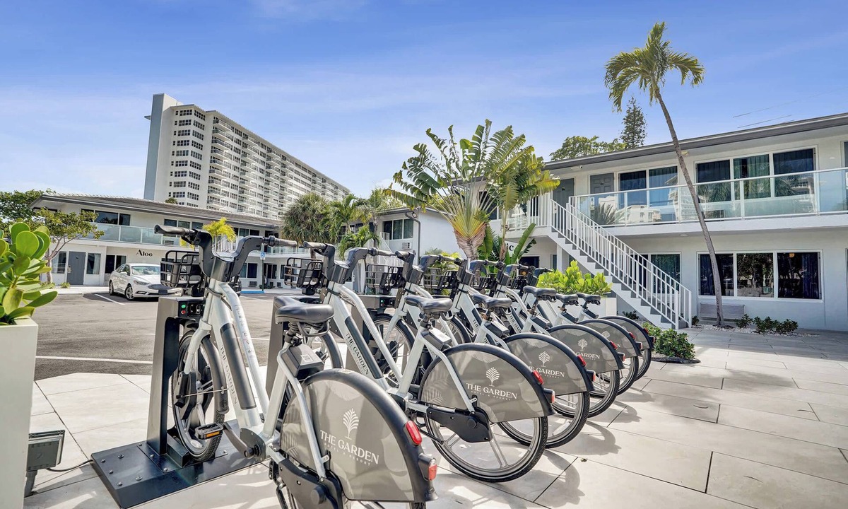 Galt Mile Apartment | Botanica King Room on Ocean Blvd