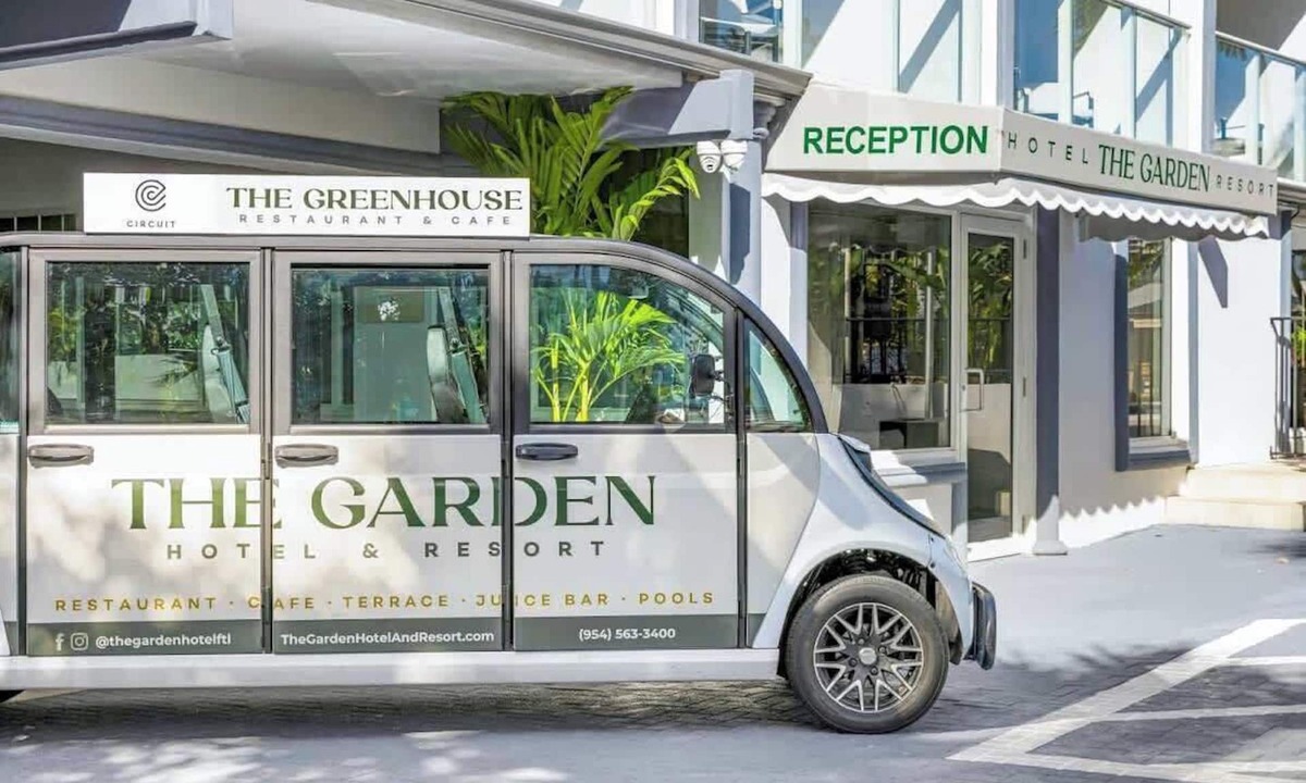 Galt Mile Apartment | Botanica King Room on Ocean Blvd