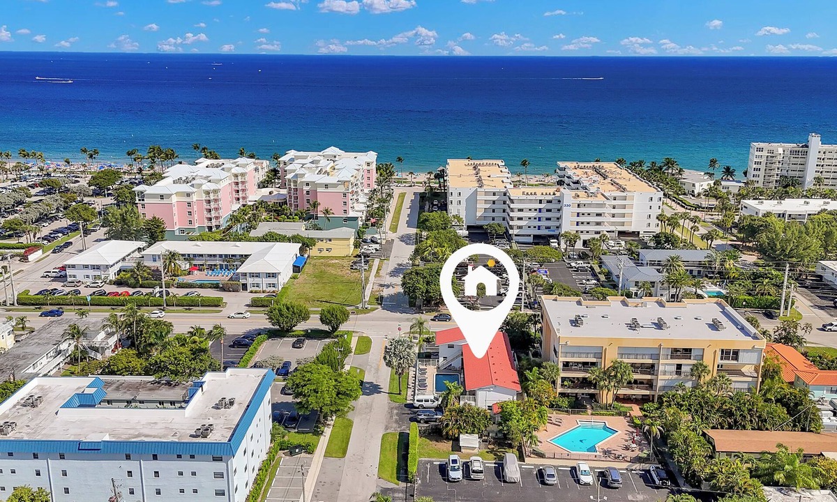 Survey Creek Hotel | Boutique Hotel 2 double beds with POOL, LOCATION! 1 block to BEACH/Restaurants