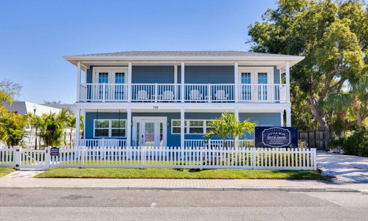 Downtown Dunedin House | Boutique Tiny House Escape with Pool | Sunny