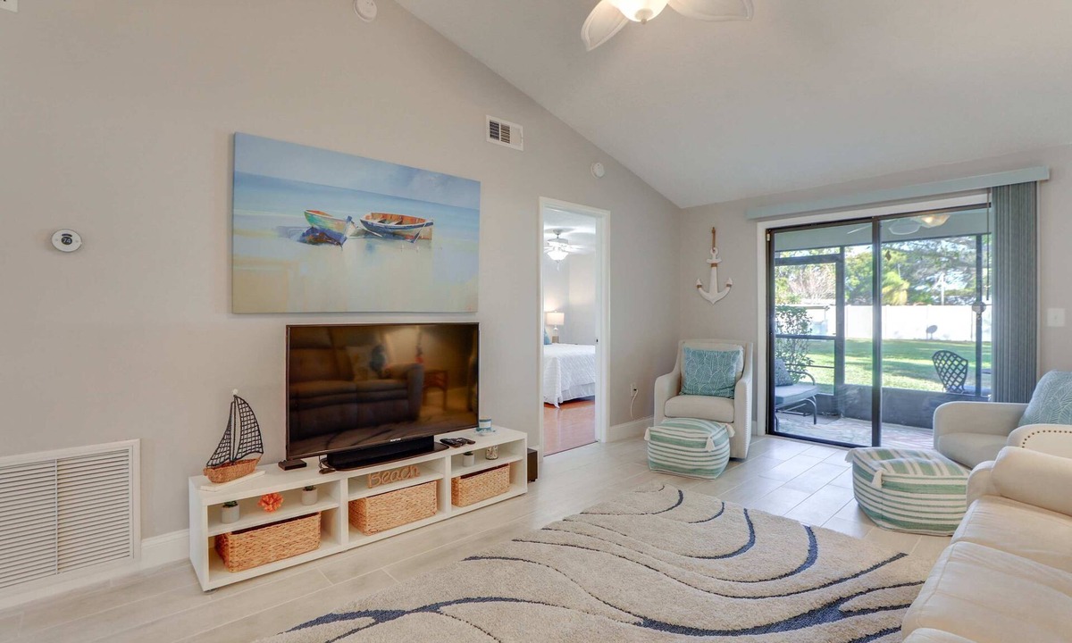 Bradenton Apartment | Bradenton 2BR Condo w/Pool | Minutes to Holmes Beach & AMI