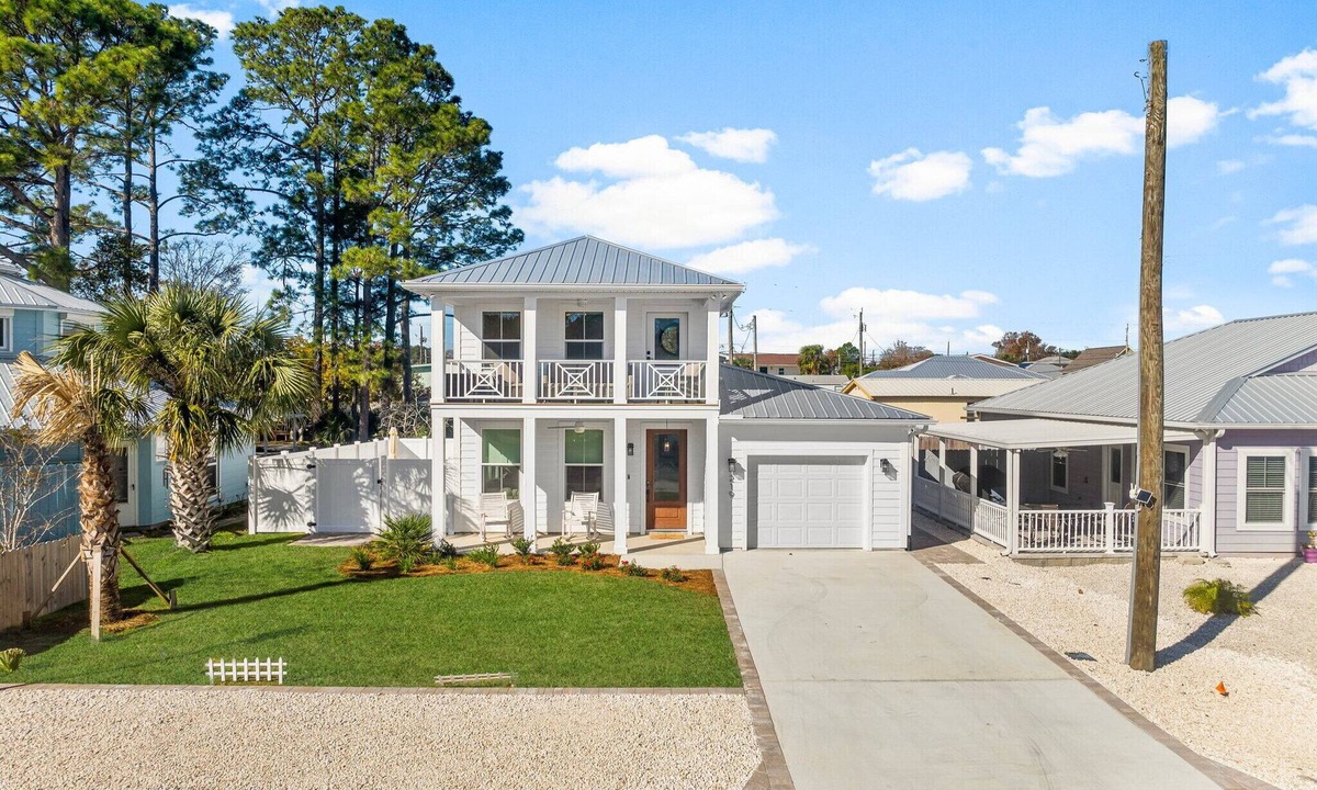 Laguna Beach House | BRAND NEW CONSTRUCTION! CLOSE TO BEACH! PET FRIENDLY! 3/2 SLEEPS 6!