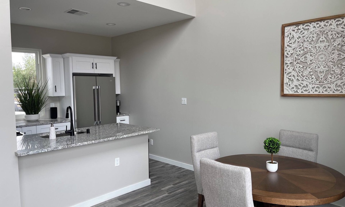 South Broadway House | Brand New Townhome. Private Fenced Backyard. NEAR DOWNTOWN