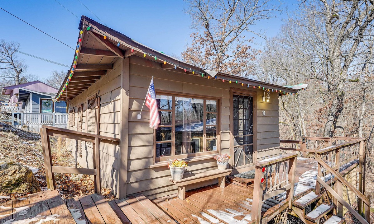 Rockaway Beach Cabin | Branson Area Couple's Cabin w/Wraparound Porch!