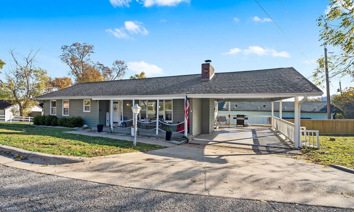 Downtown Branson House | Branson Downtown Beauty – 4 BDR Home Sleeps 13